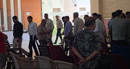 पैरामाउंट गोल्फ फॉरेस्ट में CAM चार्ज विवाद: ओपन मीटिंग बनी टकराव का मैदान