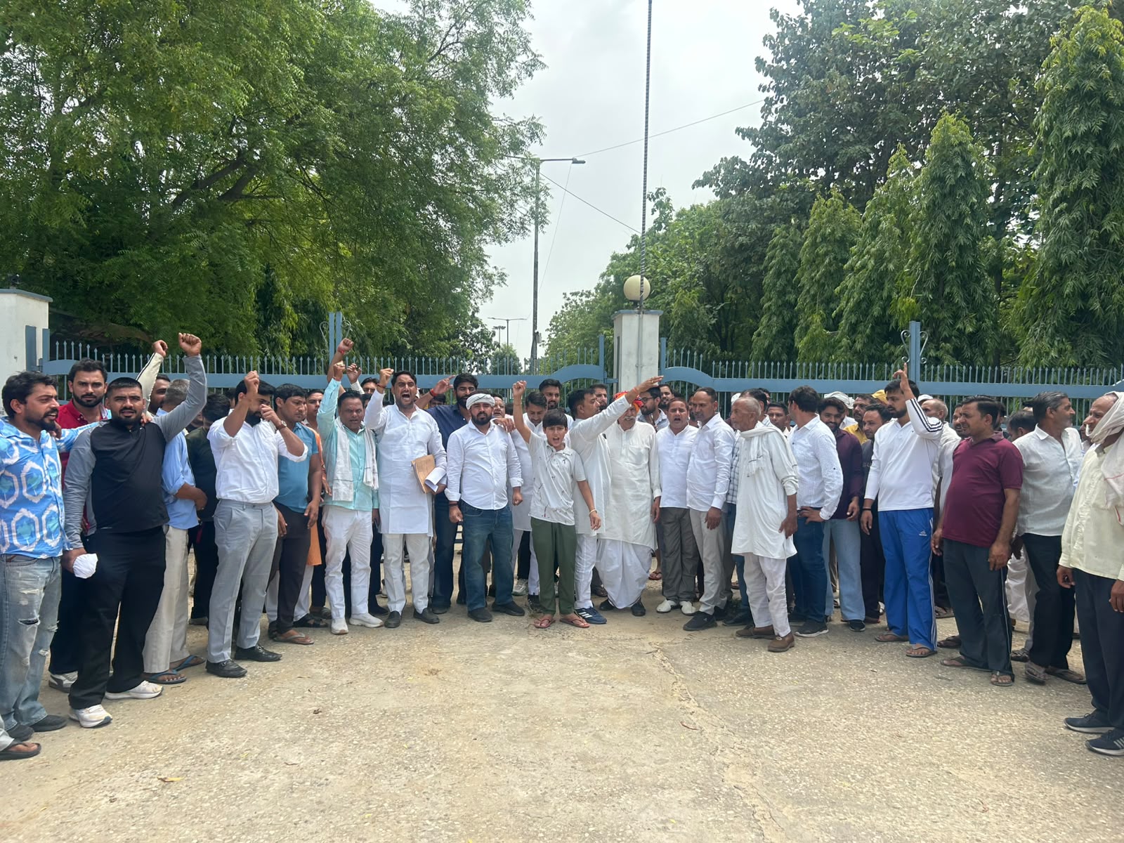 पाली गांव में बिजली संकट पर ग्रामीणों का अल्टीमेटम, 33 केवी उपकेंद्र से सप्लाई जोड़ने की मांग; 15 दिन में समाधान नहीं तो आंदोलन की चेतावनी