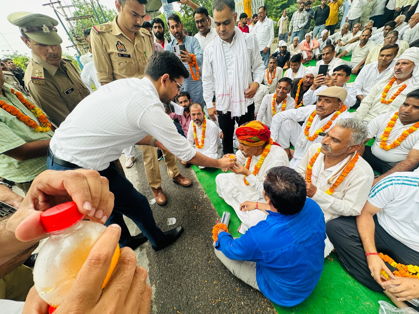 ग्रेटर नोएडा प्राधिकरण पर किसानों का एक दिवसीय अनशन, शेष 4% विकसित भूखंड देने की मांग तेज