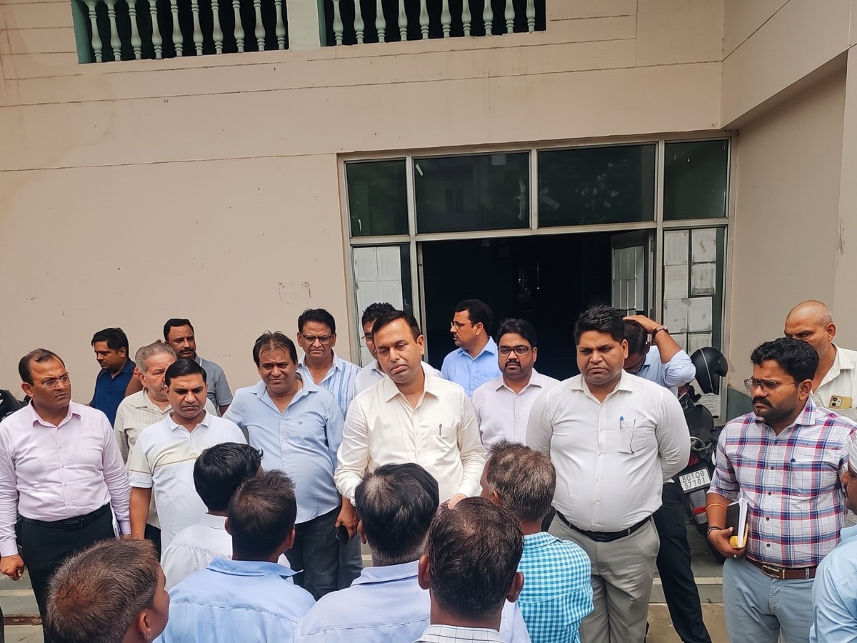 ग्रेटर नोएडा प्राधिकरण की नई पहल: अब सेक्टरों में पहुंचकर मौके पर सुनी जाएंगी निवासियों की समस्याएं