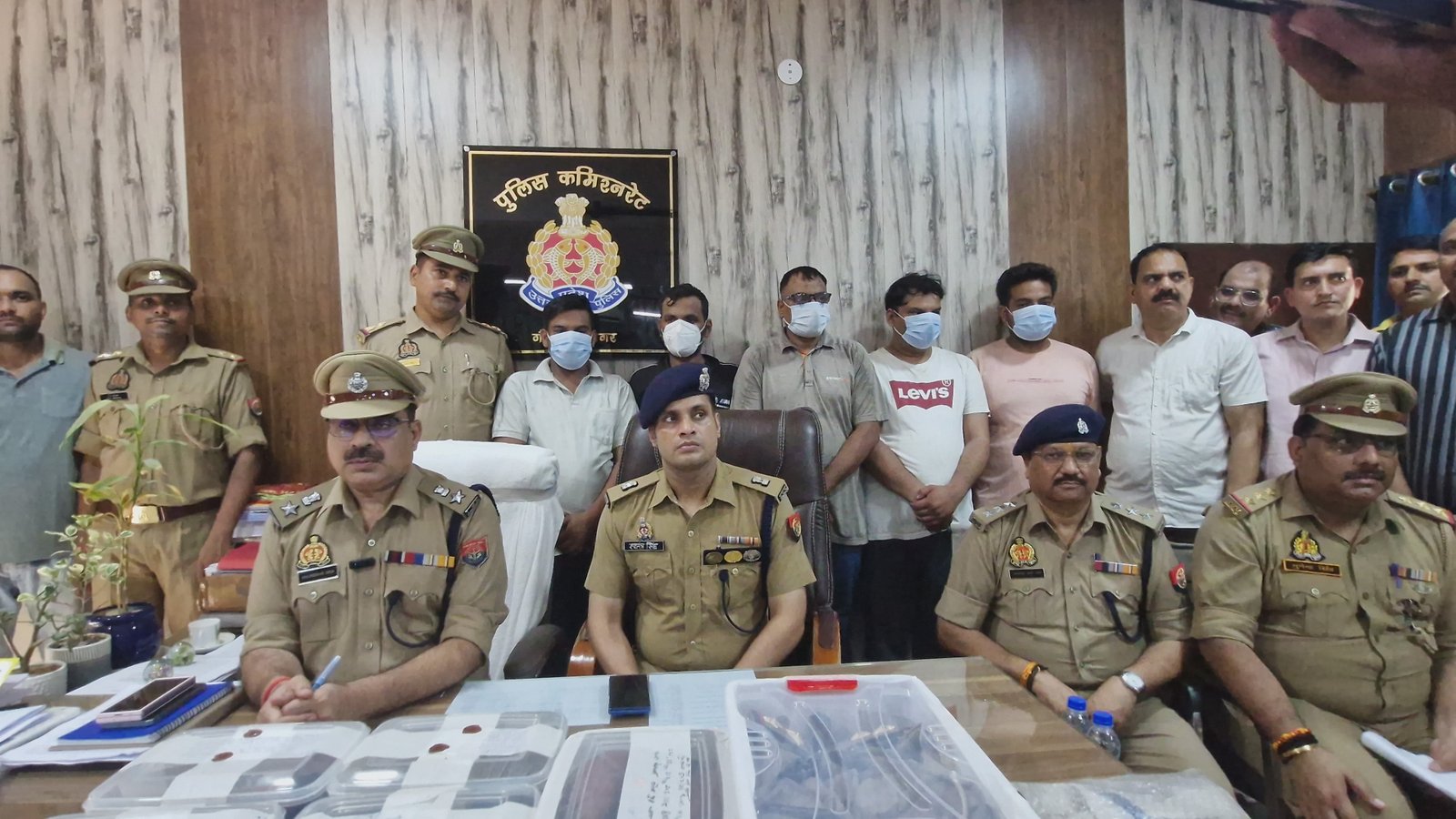 जीएसटी अधिकारी बनकर 29 लाख की ठगी, बिसरख पुलिस ने 5 आरोपियों को दबोचा