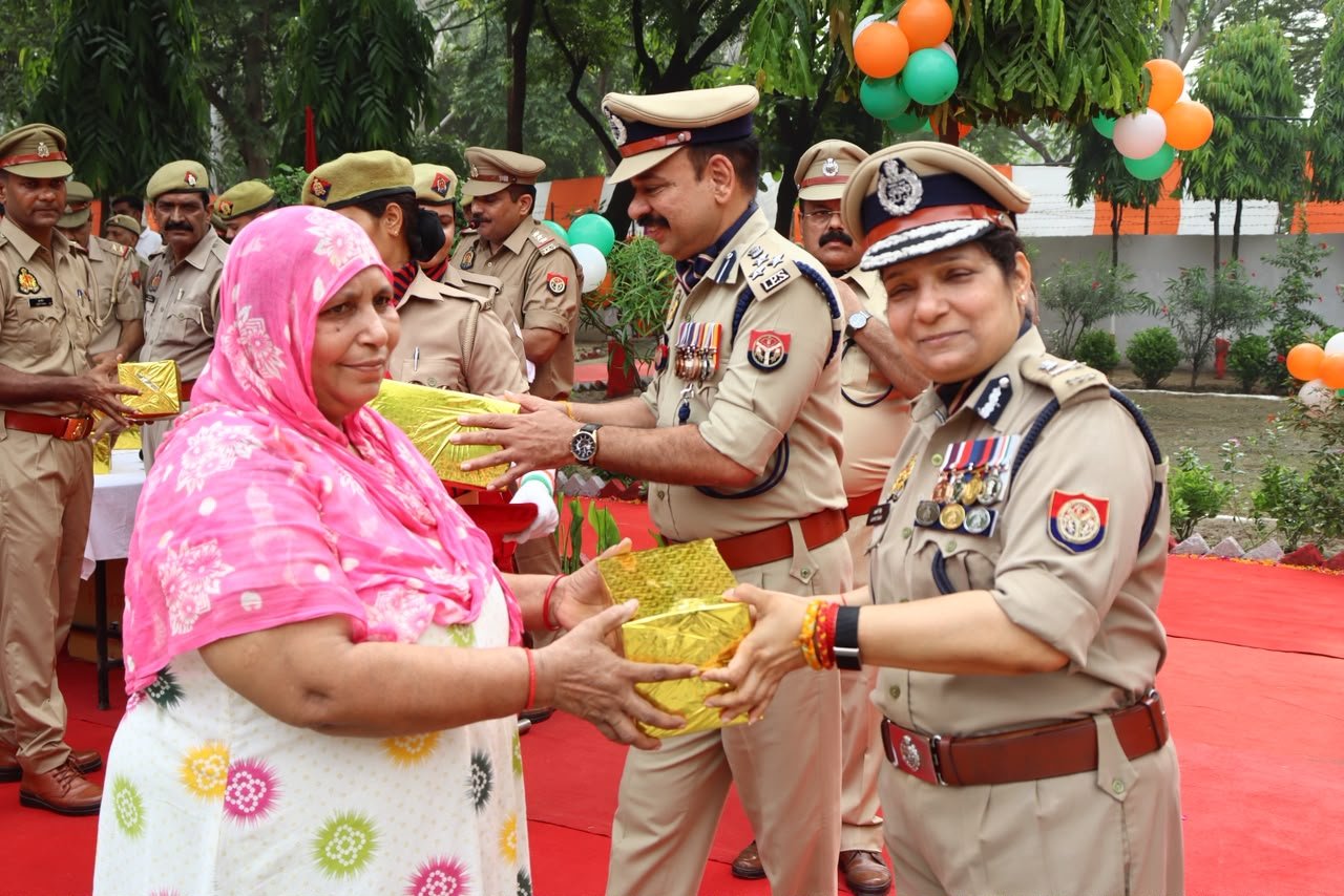 गौतमबुद्धनगर पुलिस लाइन्स में 80वें स्वतंत्रता दिवस पर शान से लहराया तिरंगा