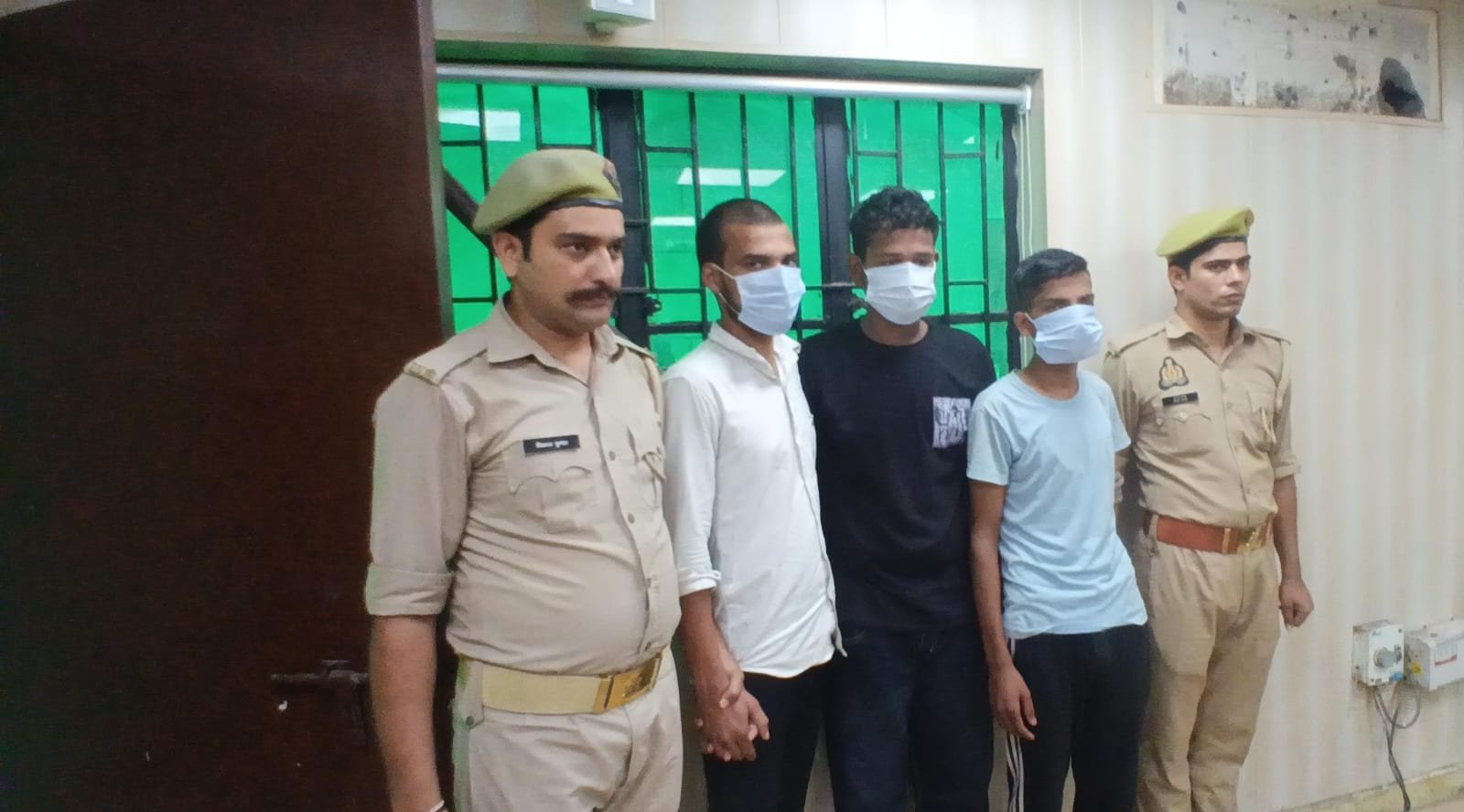 नोएडा में मोबाइल स्नैचिंग गैंग का खुलासा, 3 आरोपी गिरफ्तार और 2 बाल अपचारी संरक्षण में