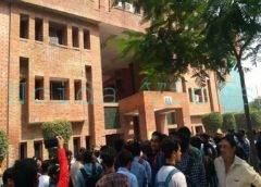 यूनिवर्सिटी पर लगाया फर्जी डिग्री देने का आरोप