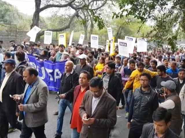  दिल्ली यूनिवर्सिटी के टीचर्स ने निकाला  मार्च