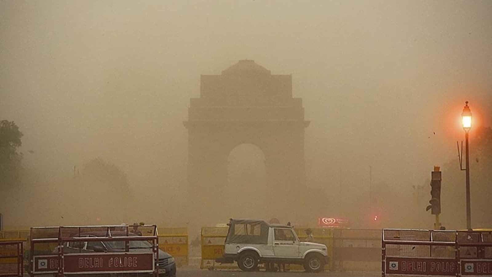  धूल भरी आंधी और बारिश ने राजधानी में पारा गिराया।
