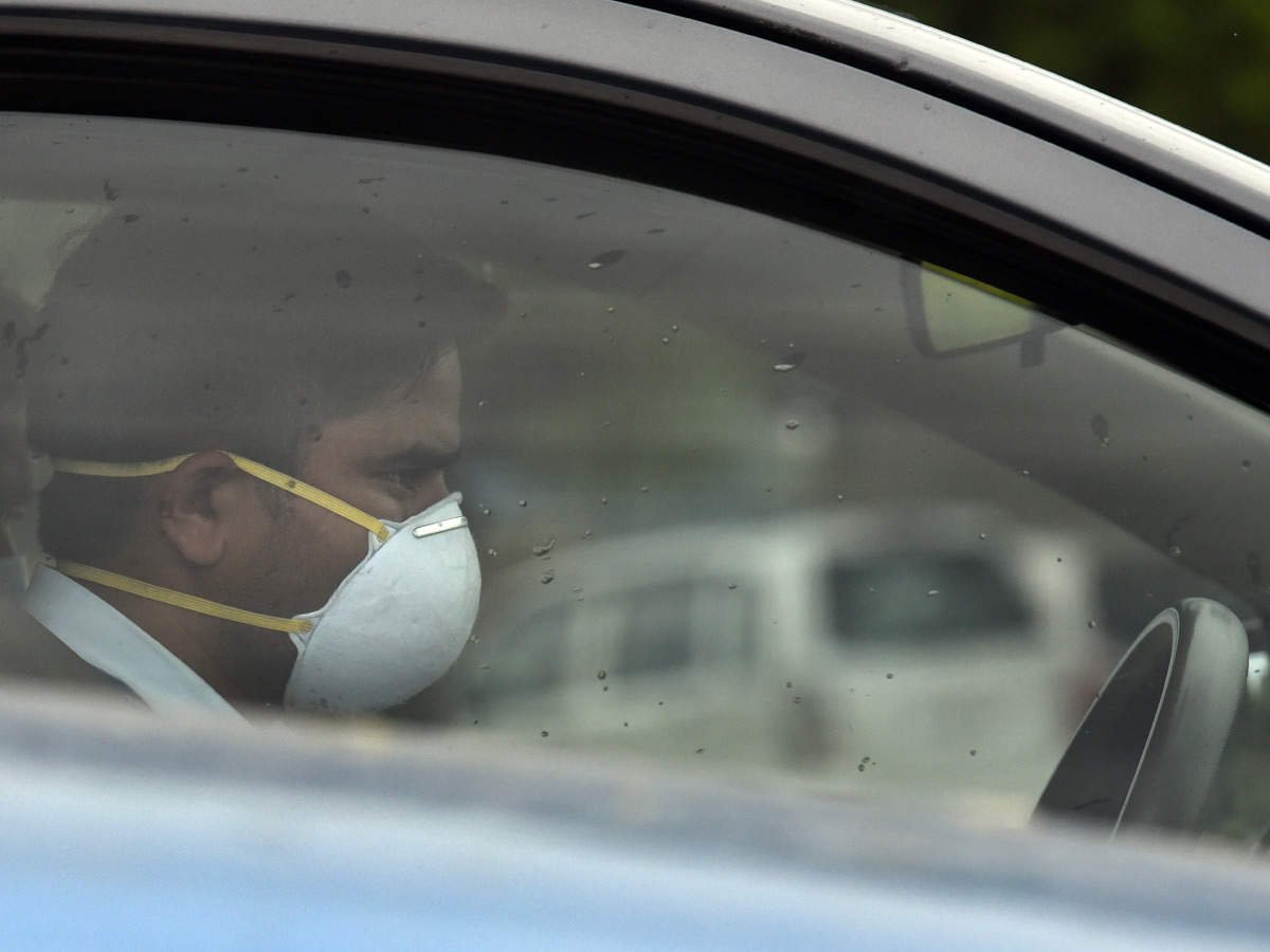  दिल्ली में अब अकेले ड्राइविंग करते समय  फेस मास्क लगाना हुआ अनिवार्य।