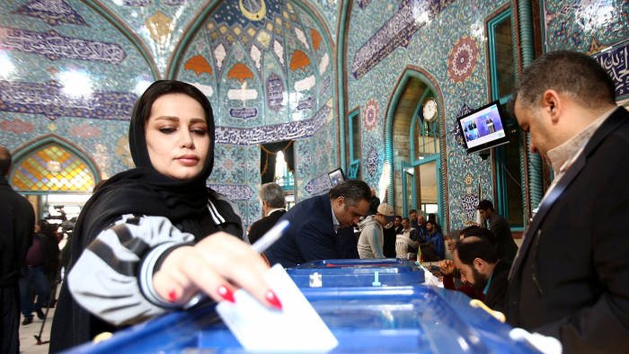  दो मुख्य दावेदार ईरान के राष्ट्रपति चुनाव के लिए खड़े हुए।