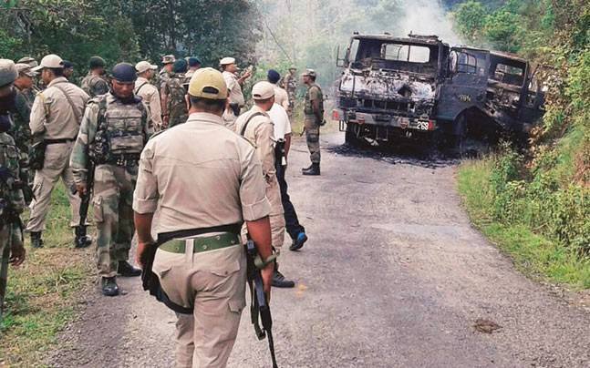  महाराष्ट्र के गढ़चिरौली में मुठभेड़ में 13 नक्सली मारे गए, तलाशी अभियान जारी।