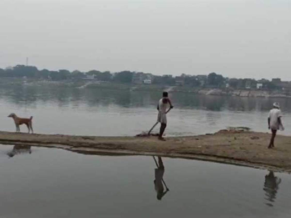  बिहार के बाद, उत्तर प्रदेश के बलिया और गाजीपुर में गंगा में शव तैरते दिखे।