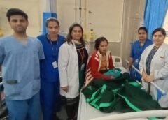 शारदा अस्पताल की नर्सों ने परीचौक पर प्रसव पीड़ा से तड़प रही महिला की डिलीवरी करवाकर बच्चे और मां की बचाई जान